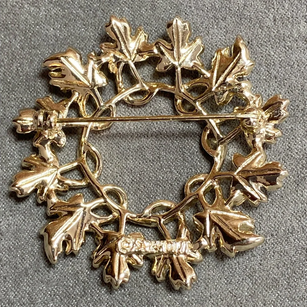 Sarah Coventry Vintage Gold and Silver Leaf Wreath Brooch